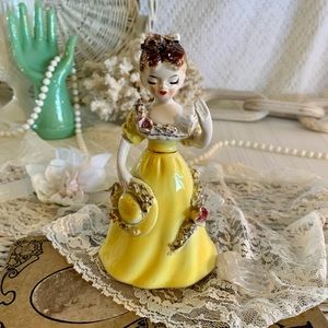 Vintage Ceramic Figurine 🌼